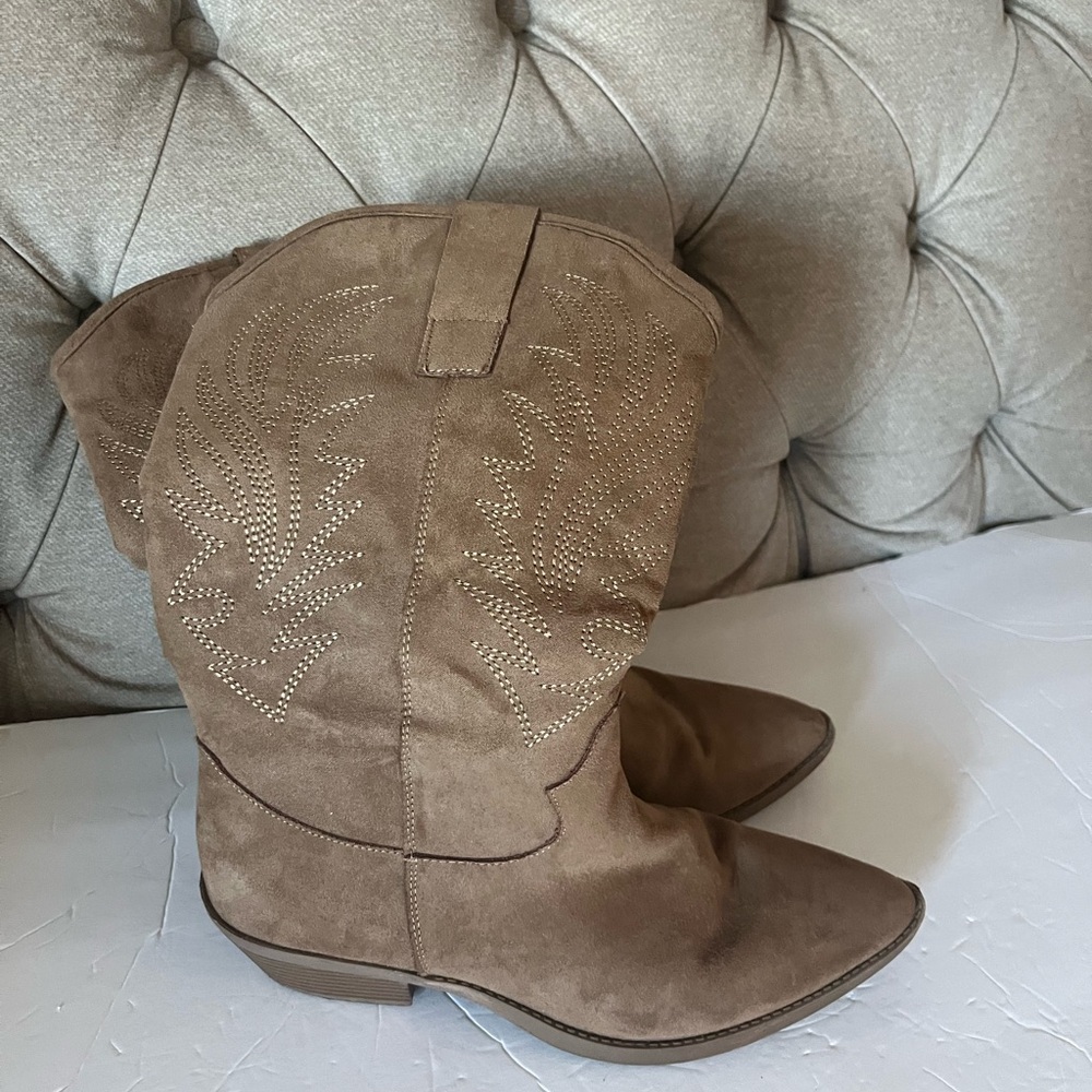Style & Co. Woman’s Tan Western Boots, Good Condition, Size 9